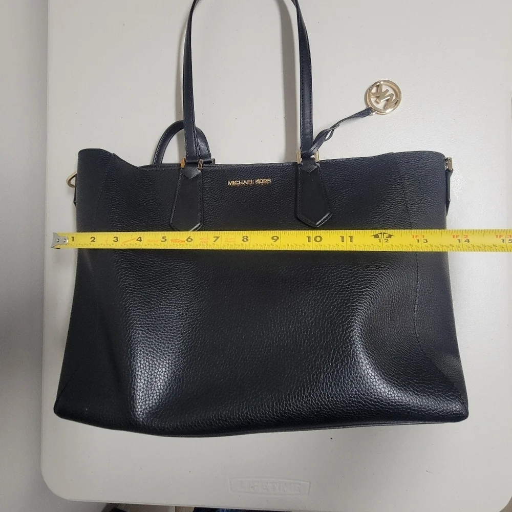 Michael Kors Kimberly Large Pebbled Leather Tote. - Picture 14 of 15